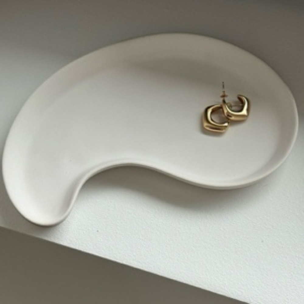 H&M Home Kidney-Shaped Decorative Tray – Minimalist Off-White Ceramic